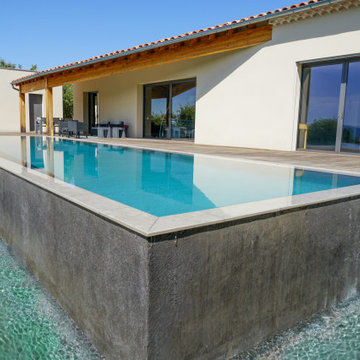 Construction d'une piscine à débordement miroir contemporaine