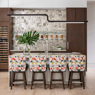 ワシントンD.C.のコンテンポラリースタイルのおしゃれな着席型バー (アンダーカウンターシンク、フラットパネル扉のキャビネット、濃色木目調キャビネット、マルチカラーのキッチンパネル、淡色無垢フローリング、ベージュの床、マルチカラーのキッチンカウンター) の写真