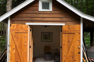 На фото: маленькая домашняя мастерская в классическом стиле с белыми стенами, светлым паркетным полом, встроенным рабочим столом, коричневым полом и деревянным потолком для на участке и в саду с