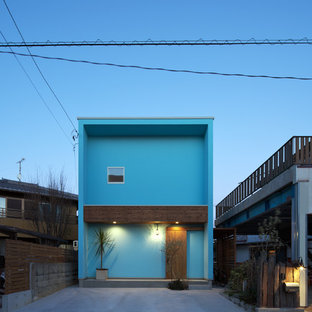 他の地域のコンテンポラリースタイルのおしゃれな二階建ての家 (青い外壁、陸屋根、戸建) の写真