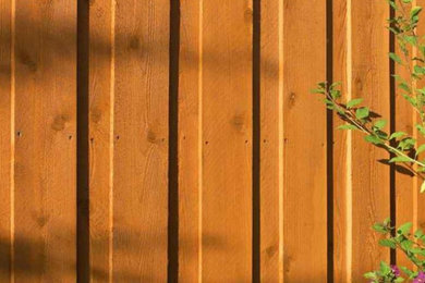 Ejemplo de jardín rústico en patio trasero con privacidad y con madera