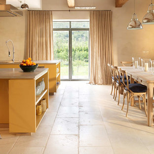 Inspiration pour une grande salle à manger ouverte sur la cuisine rustique avec un sol en travertin, un mur beige, aucune cheminée et un sol beige.