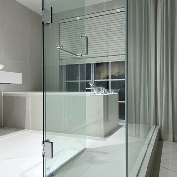 ホワイトとグレーのコントラストが美しい浴室リモデル