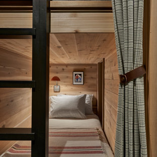 Réalisation d'une chambre d'amis chalet de taille moyenne avec un mur beige, un sol en ardoise et un sol noir.