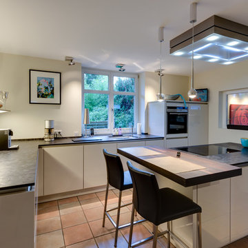 Modernes Wohnen in hellen Tönen - weiße grifflose SieMatic Küche