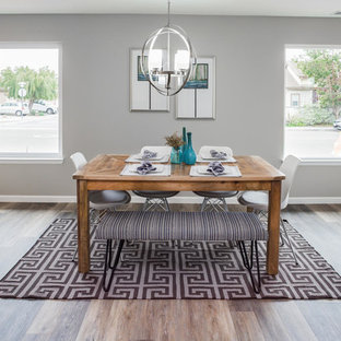 サンルイスオビスポの中サイズのコンテンポラリースタイルのLDKの画像 (グレーの壁、無垢フローリング、茶色い床)