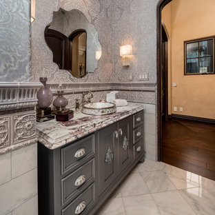 Esempio di un grande bagno di servizio minimalista con ante con bugna sagomata, ante grigie, WC a due pezzi, piastrelle multicolore, piastrelle in ceramica, pareti multicolore, pavimento in marmo, lavabo da incasso, top in marmo, pavimento beige e top giallo