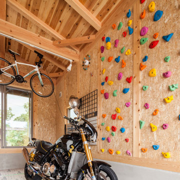 バイクガレージにボルダリング