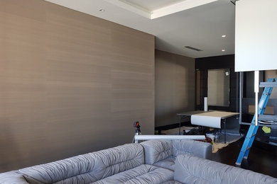パースにある広いコンテンポラリースタイルのおしゃれな主寝室 (ベージュの壁、濃色無垢フローリング、茶色い床) のインテリア