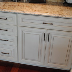 Rich Colonial Kitchen - Kitchen Cabinetry