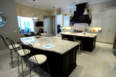 Kitchen - traditional kitchen idea in Jacksonville