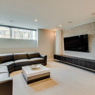 Cette photo montre une salle de cinéma tendance de taille moyenne avec un mur gris, un sol en carrelage de porcelaine et un téléviseur encastré.