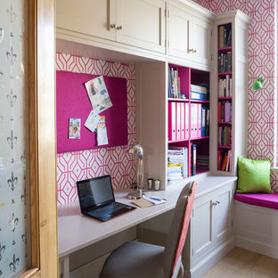 Idéer för små vintage hemmabibliotek, med rosa väggar, mellanmörkt trägolv och ett inbyggt skrivbord