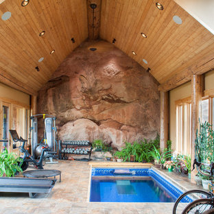 デンバーの大きいラスティックスタイルのおしゃれな多目的ジム (ベージュの壁、ベージュの床) の写真