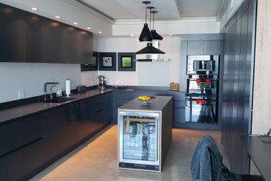 Minimalist kitchen photo in Miami
