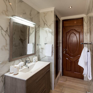 Ispirazione per una piccola stanza da bagno con doccia minimalista con ante lisce, ante con finitura invecchiata, doccia alcova, WC sospeso, piastrelle multicolore, piastrelle in ceramica, pareti bianche, pavimento con piastrelle in ceramica, lavabo integrato, top in marmo, pavimento marrone, porta doccia a battente e top bianco