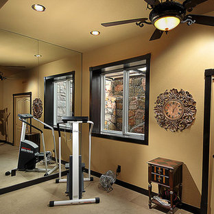 デンバーのトラディショナルスタイルのおしゃれなホームジムの写真