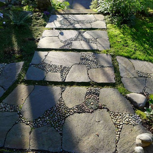 Schattiger Eklektischer Garten mit Natursteinplatten in Portland