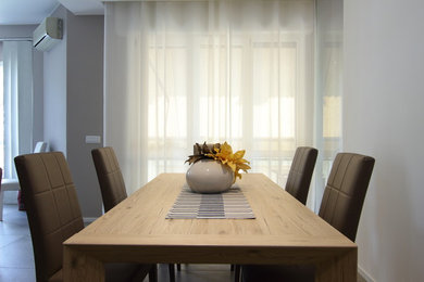 Foto di una sala da pranzo design chiusa e di medie dimensioni con pareti marroni, pavimento in gres porcellanato e pavimento grigio