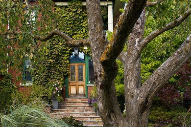 Photo of a rustic landscaping in Ottawa.