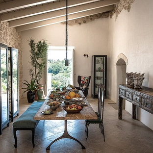 カターニア／パルレモの中サイズの地中海スタイルのLDKの画像 (白い壁、ライムストーンの床、グレーの床)