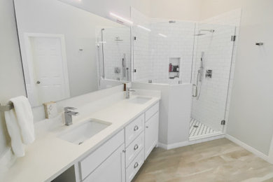 他の地域にあるお手頃価格のコンテンポラリースタイルのおしゃれな浴室 (開き戸のシャワー) の写真