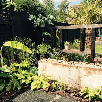 Tropical family garden - Redbourn