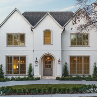 Inspiration för klassiska vita hus, med två våningar, tegel och sadeltak
