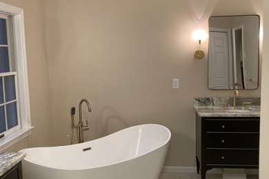 Стильный дизайн: главная ванная комната среднего размера в классическом стиле с фасадами с выступающей филенкой, темными деревянными фасадами, отдельно стоящей ванной, душем в нише, раздельным унитазом, разноцветной плиткой, мраморной плиткой, бежевыми стенами, полом из керамической плитки, врезной раковиной, мраморной столешницей, разноцветным полом, душем с распашными дверями, разноцветной столешницей, тумбой под одну раковину и подвесной тумбой - последний тренд