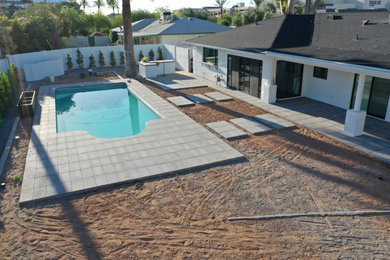 Inspiration for a mid-sized southwestern drought-tolerant and full sun backyard concrete paver landscaping in Phoenix for summer.