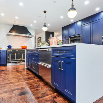Bold Meets Bright: Navy Cabinetry with Warmth