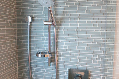 Example of a trendy bathroom design in Miami