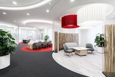 Großes Modernes Arbeitszimmer mit weißer Wandfarbe, freistehendem Schreibtisch und Teppichboden in Leipzig