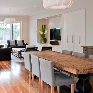 メルボルンの広いコンテンポラリースタイルのLDKの画像 (白い壁、無垢フローリング)