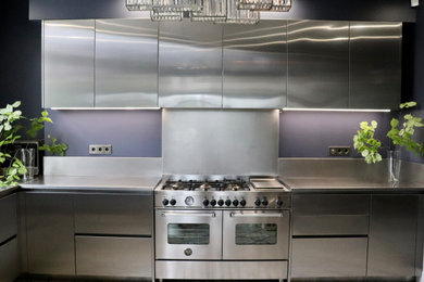 Imagen de cocina contemporánea con encimera de acero inoxidable