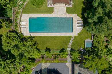 Foto de casa de la piscina y piscina moderna a medida en patio trasero con adoquines de piedra natural