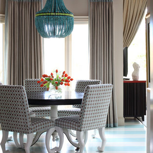 Mittelgroße Moderne Wohnküche mit gebeiztem Holzboden und buntem Boden in Little Rock