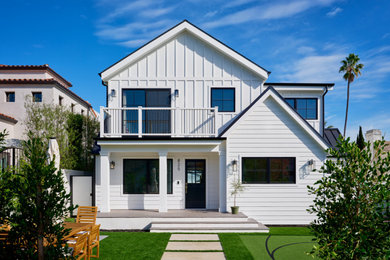 Diseño de fachada de casa blanca y gris clásica renovada grande de dos plantas con revestimiento de aglomerado de cemento, tejado a dos aguas, tejado de teja de madera y panel y listón