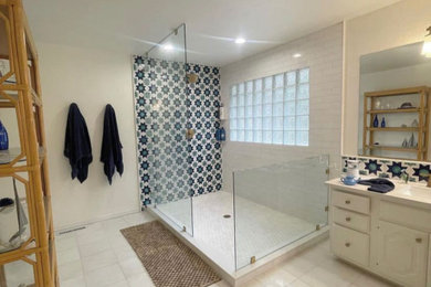 デンバーにある高級なシャビーシック調のおしゃれな浴室の写真