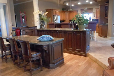 Elegant kitchen photo in Las Vegas