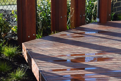 Design ideas for a contemporary side yard deck in Canberra - Queanbeyan.