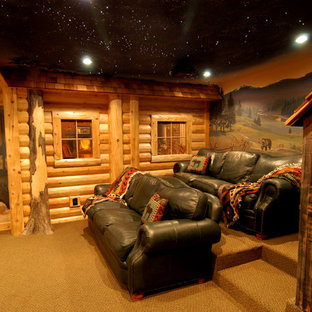 Aménagement d'une grande salle de cinéma classique fermée avec moquette, un écran de projection, un sol jaune et un mur multicolore.