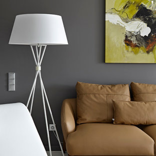 Bild på ett funkis allrum med öppen planlösning, med ett finrum, grå väggar och målat trägolv