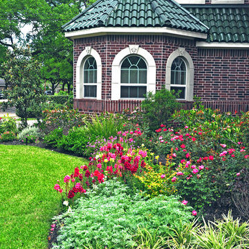 Cottage-style front yard in Braeswood Place