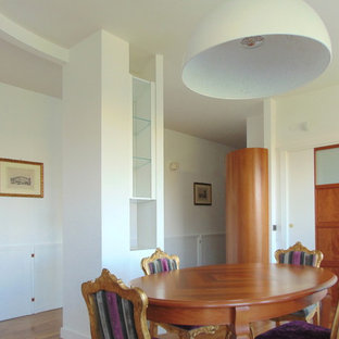 バーリの中サイズのエクレクティックスタイルのLDKの画像 (白い壁、無垢フローリング)