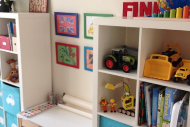 Ejemplo de dormitorio infantil de 4 a 10 años minimalista pequeño