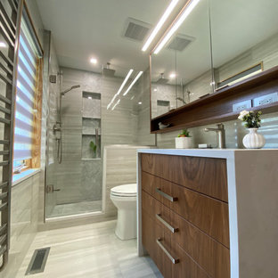 Inspiration för små moderna vitt en-suite badrum, med släta luckor, skåp i mellenmörkt trä, en toalettstol med separat cisternkåpa, grå kakel, porslinskakel, grå väggar, klinkergolv i porslin, ett undermonterad handfat, bänkskiva i kvarts, grått golv och dusch med gångjärnsdörr