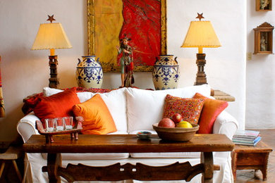 Example of an eclectic living room design in Mexico City