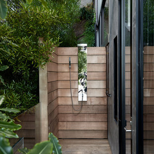 サンフランシスコの小さいモダンスタイルのおしゃれな横庭のデッキ (屋外シャワー、日よけなし) の写真