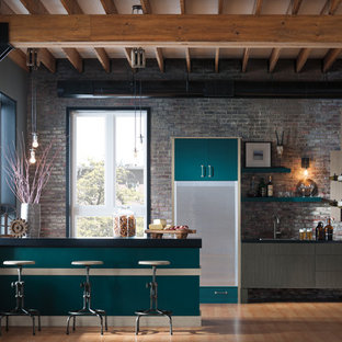 ニューヨークの中サイズのインダストリアルスタイルのおしゃれなバーカート (ドロップインシンク、フラットパネル扉のキャビネット、緑のキャビネット、クオーツストーンカウンター、レンガのキッチンパネル、竹フローリング、茶色い床、黒いキッチンカウンター) の写真